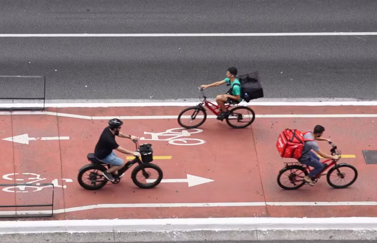Bicicletas elétricas e scooters ganham espaço na cidade de SP, e uso de bikes tradicionais cai