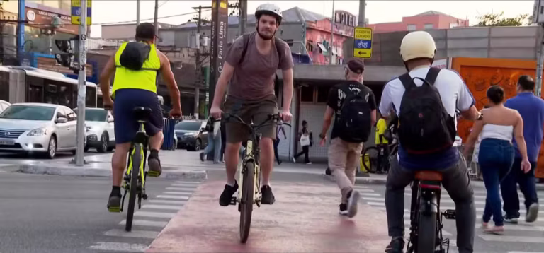 Bicicletas elétricas e scooters ganham espaço na cidade de SP, e uso de bikes tradicionais cai